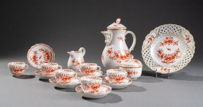 un ensemble d'assiettes et de tasses rouges et blanches