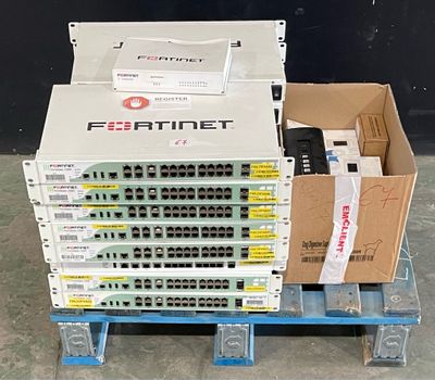 une pile de cartons posée sur une palette, contenant un téléphone