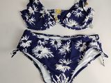 un maillot de bain à imprimé floral bleu et blanc