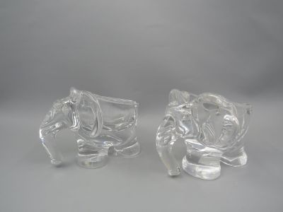 une paire de figurines d'éléphants en verre transparent, posées l'une sur l'autre
