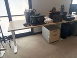 un bureau sur lequel se trouvent de nombreux appareils électroniques