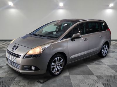 la voiture argentée est garée dans le garage sur un sol en damier