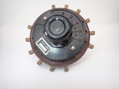 une image d'un gros plan d'un objet métallique sur une table