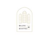un gros plan d'un logo sur fond blanc avec une fenêtre