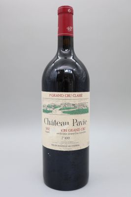 une bouteille de vin rouge posée sur une table blanche