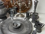 de nombreux objets en argent posés sur une table