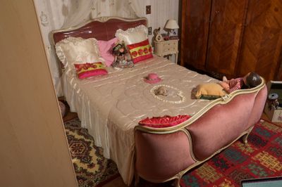 un lit avec une tête de lit rose dans une chambre