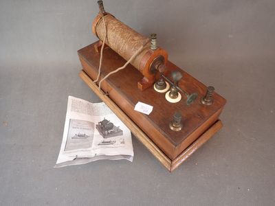 un petit objet en bois surmonté d'une corde