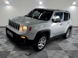 La Jeep Renegade est garée dans une salle blanche au sol carrelé.