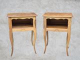 paire de tables de chevet anciennes de style français, avec des pieds tournés
