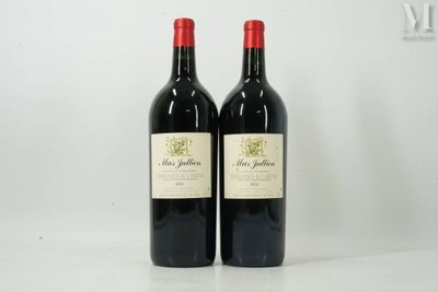 deux bouteilles de vin rouge posées l'une à côté de l'autre sur une table
