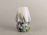 un vase en verre avec un motif multicolore