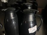Des bouteilles de café sont alignées sur une table dans une cuisine