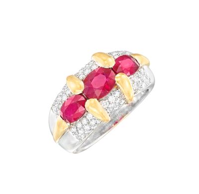 gros plan d'une bague en diamant et rubis sur fond blanc