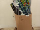 une boîte en carton remplie de papier d'emballage posée sur une palette
