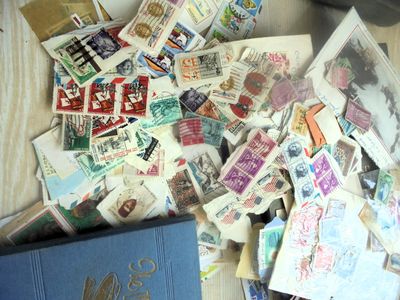 une pile de timbres et un livre posés sur une table