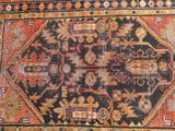 une photo d'un grand tapis oriental posé sur un parquet