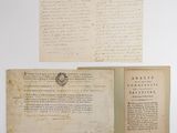 un vieux document sur lequel est posé un morceau de papier