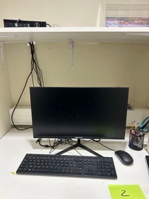 un bureau d'ordinateur avec un clavier, une souris et un écran