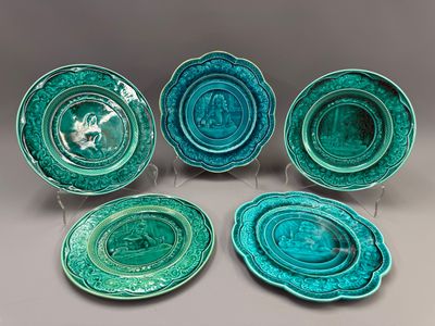 un lot de six assiettes vertes et blanches ornées de motifs