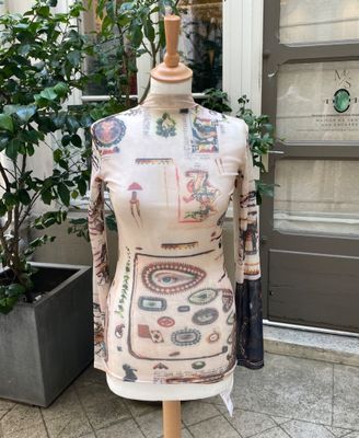 une photo d'un mannequin posé sur un socle devant une porte