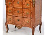 une commode en bois avec un plateau en marbre