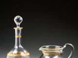 une paire de carafes en cristal taillé et une carafe posées sur une table