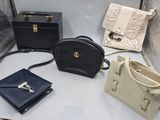 de nombreux sacs à main différents exposés dans une vitrine
