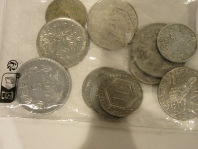 beaucoup de pièces de monnaie dans un sac posé sur une table