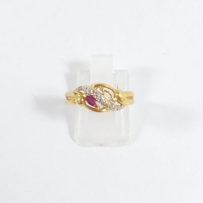 une image représentant une bague en or sertie d'un rubis et d'une topaze blanche
