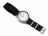 une image d'un gros plan d'une montre-bracelet sur un fond blanc