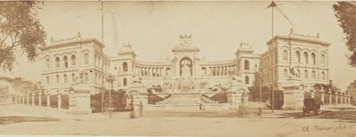 une vieille photo d'un grand bâtiment avec une tour horloge