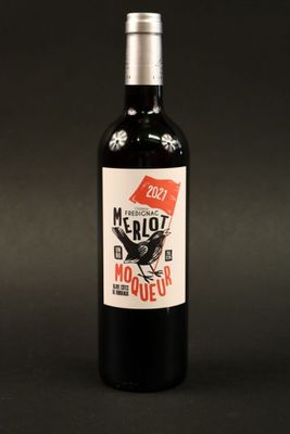 une bouteille de vin posée sur une table