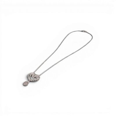 collier plaqué argent avec un pendentif en forme de cœur sur une longue chaîne