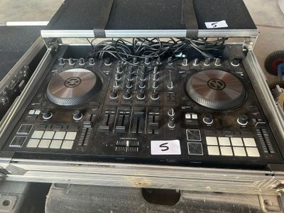 un étui contenant un contrôleur DJ