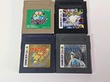 trois cartouches de jeux Nintendo posées les unes à côté des autres sur une surface blanche