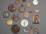 un lot de pièces de monnaie posées sur une table