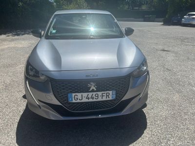 une voiture argentée garée dans un parking