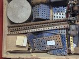 une boîte remplie d'objets assortis posée sur une table