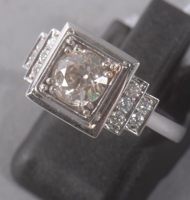 une photo d'une bague en diamant posée sur un présentoir à bagues