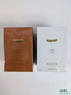 deux boîtes de parfum posées l'une à côté de l'autre sur une surface blanche