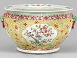 Vase chinois de la « famille » représentant des oiseaux et des fleurs sur fond jaune