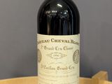 une bouteille de vin rouge posée sur une table en bois