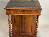 une vieille table en bois avec un plateau en verre sur fond blanc