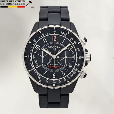 La montre est noire et possède un cadran noir.