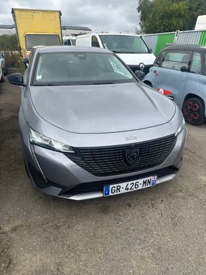 une voiture grise garée dans un parking à côté d'autres voitures