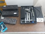un grand nombre d'outils posés sur une table