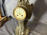 une horloge posée sur une table à côté d'un cadre photo