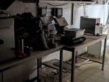 une cuisine avec beaucoup de désordre sur le comptoir