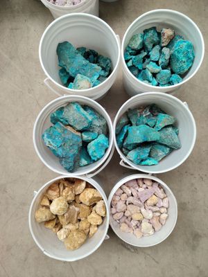 6 seaux de pierres de chrysocolles brutes, phosphosidérites …